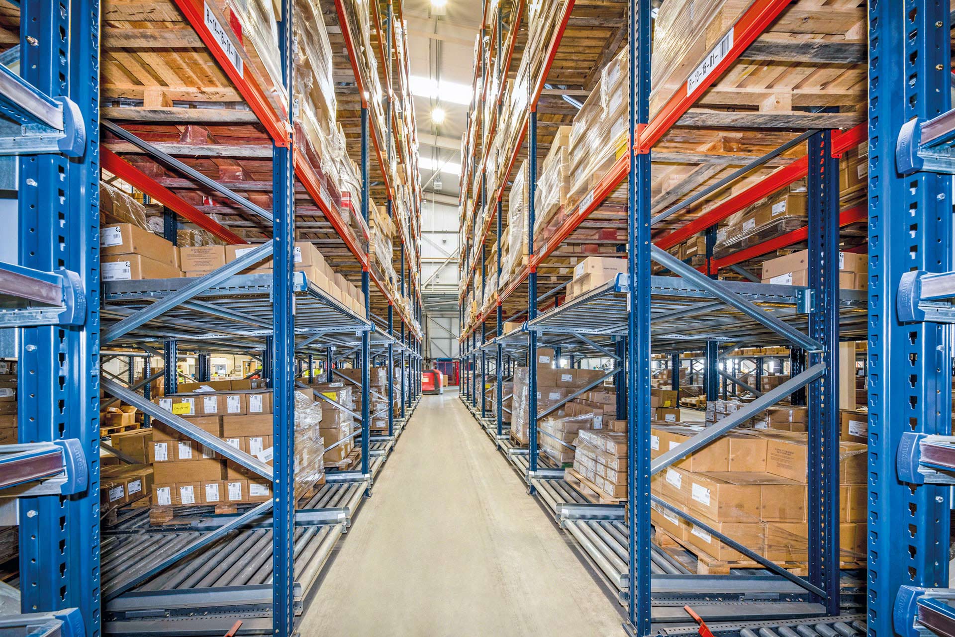Het is mogelijk conventionele stellingen te combineren met doorrolstellingen voor pallets op lagere niveaus