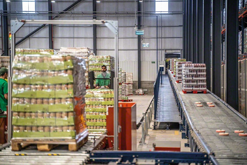 La logistique intégrée relie les processus de la chaîne logistique, de l'entrepôt aux lignes de production