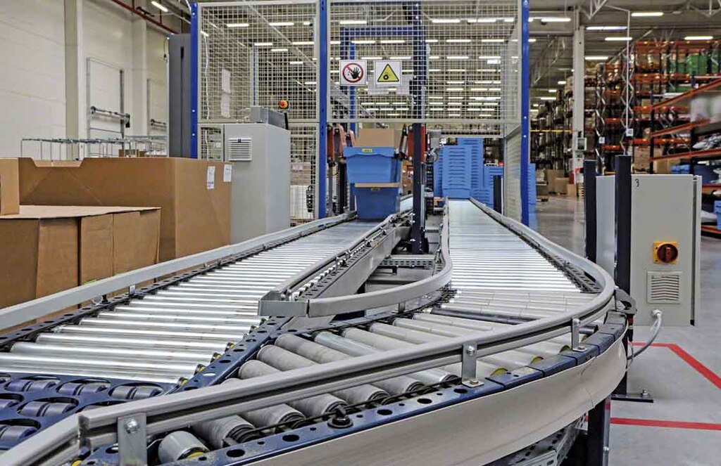 Les entreprises e-commerce installent des convoyeurs pour bacs afin d'accélérer des opérations telles que le stockage