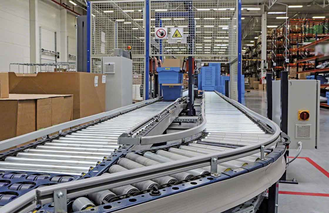 E-commerce bedrijven installeren transportbanen voor dozen en magazijnbakken om activiteiten zoals opslag te versnellen