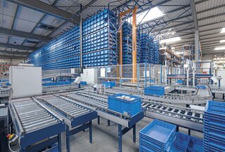 Intralogistics 4.0 represents the implementation of technology in the various warehouse processes Intralogistics 4.0 represents the implementation of technology in the various warehouse processes