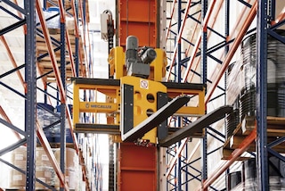 Stacker cranes slot and remove goods automatically Stacker cranes slot and remove goods automatically
