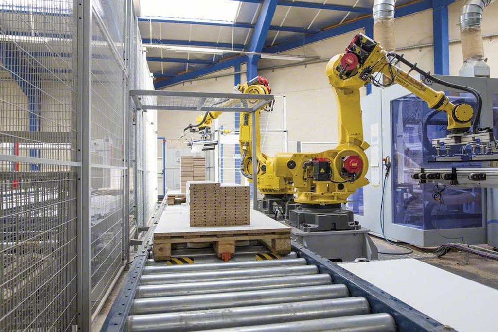 De antropomorfe robot in het magazijn van Euréquip sorteert en stapelt de panelen voor de assemblage van meubels
