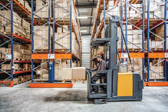De operator krijgt de opdracht een gangpad te openen om een pallet uit de Movirack verrijdbare stelling te plaatsen of te halen