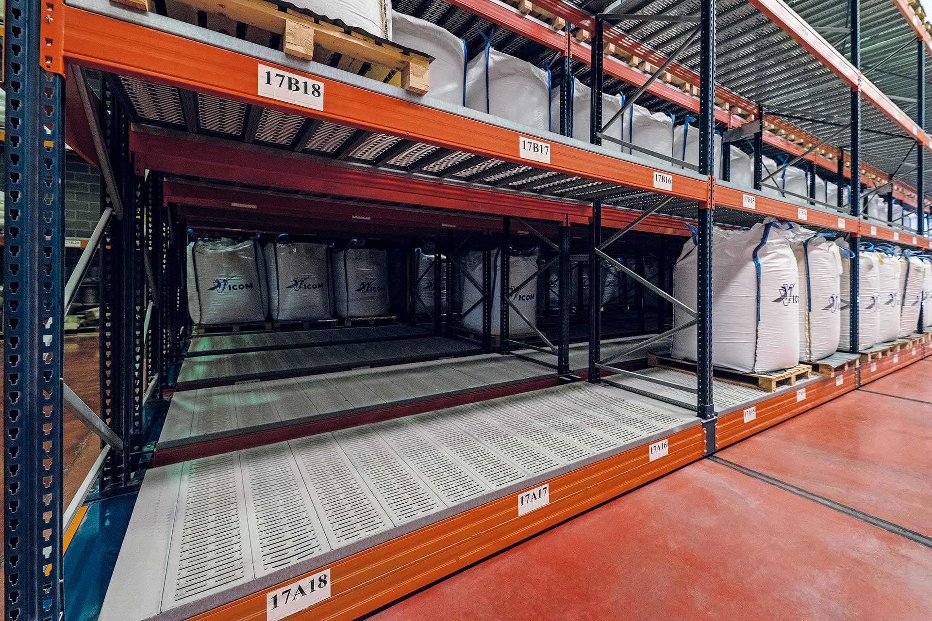 Mobiele stellingen kunnen worden uitgerust met schappen