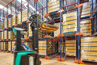 De Pallet Shuttle wordt aanbevolen voor magazijnen met erg veel in- en uitgaande bewegingen