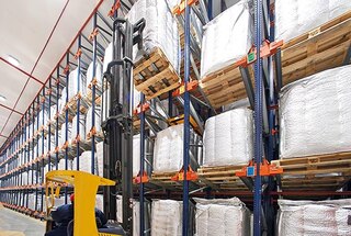 Voor het uithalen van pallets wordt op de omgekeerde manier gewerkt