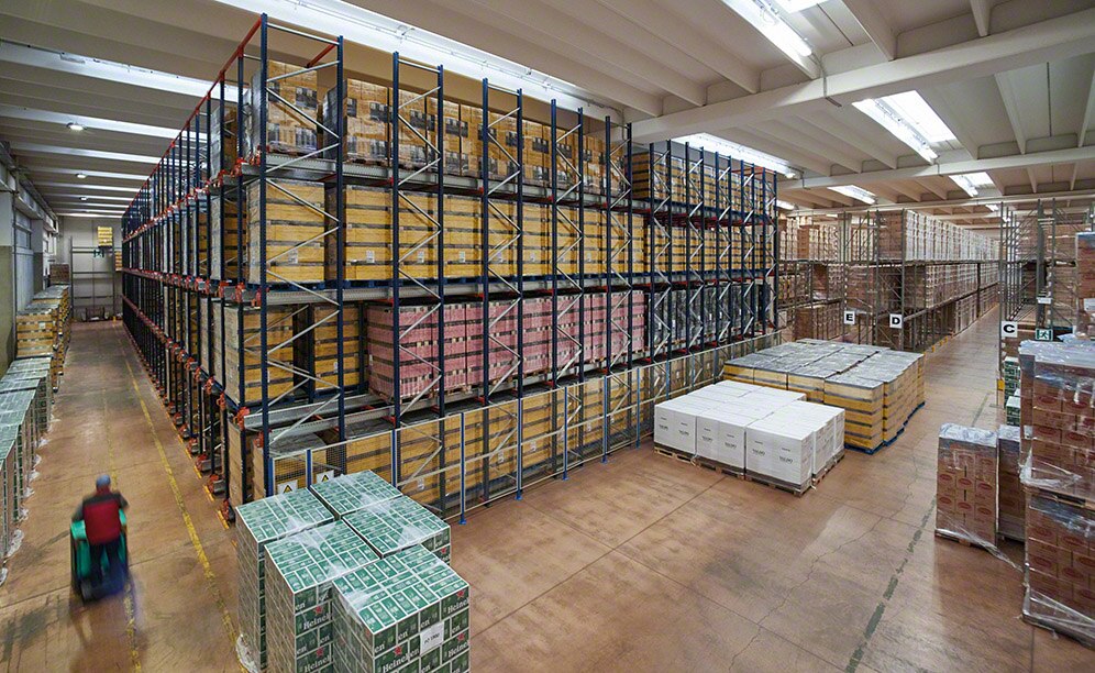 Un entrepôt d’opérateur logistique pouvant accueillir plus de 3 000 palettes Un entrepôt d’opérateur logistique pouvant accueillir plus de 3 000 palettes