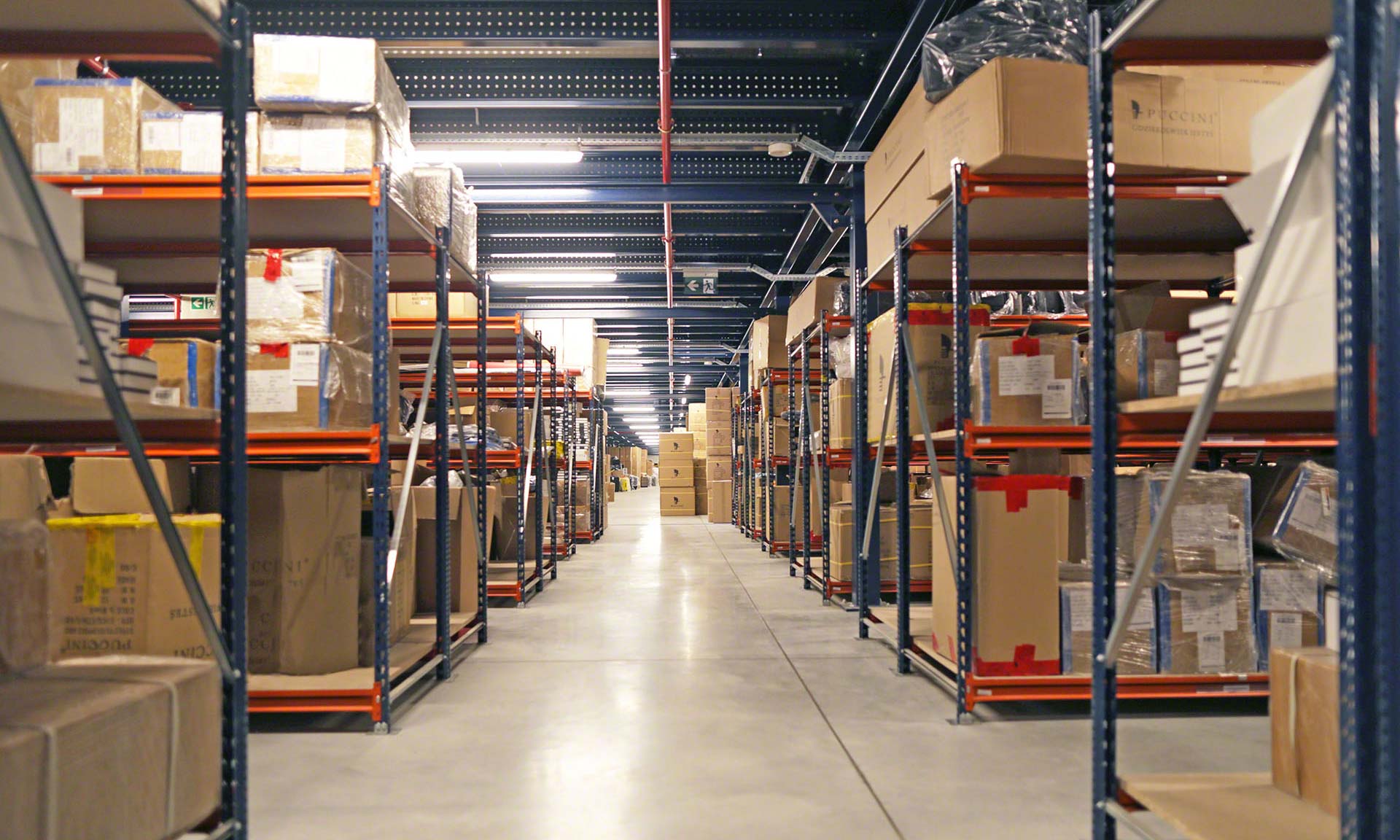 Puccini : une mezzanine équipée de rayonnages pour picking Puccini : une mezzanine équipée de rayonnages pour picking