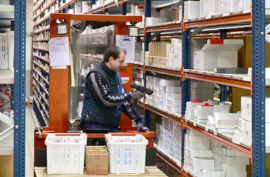 La préparation de commandes peut être accélérée grâce à un WMS et aux dispositifs d’aide au picking