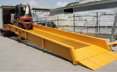 Toegang via een dock leveler.