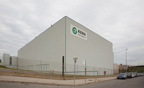 Le laboratoire pharmaceutique Kern Pharma construit un entrepôt autoportant qui combine des transstockeurs pour caisses et palettes Le laboratoire pharmaceutique Kern Pharma construit un entrepôt autoportant qui combine des transstockeurs pour caisses et palettes