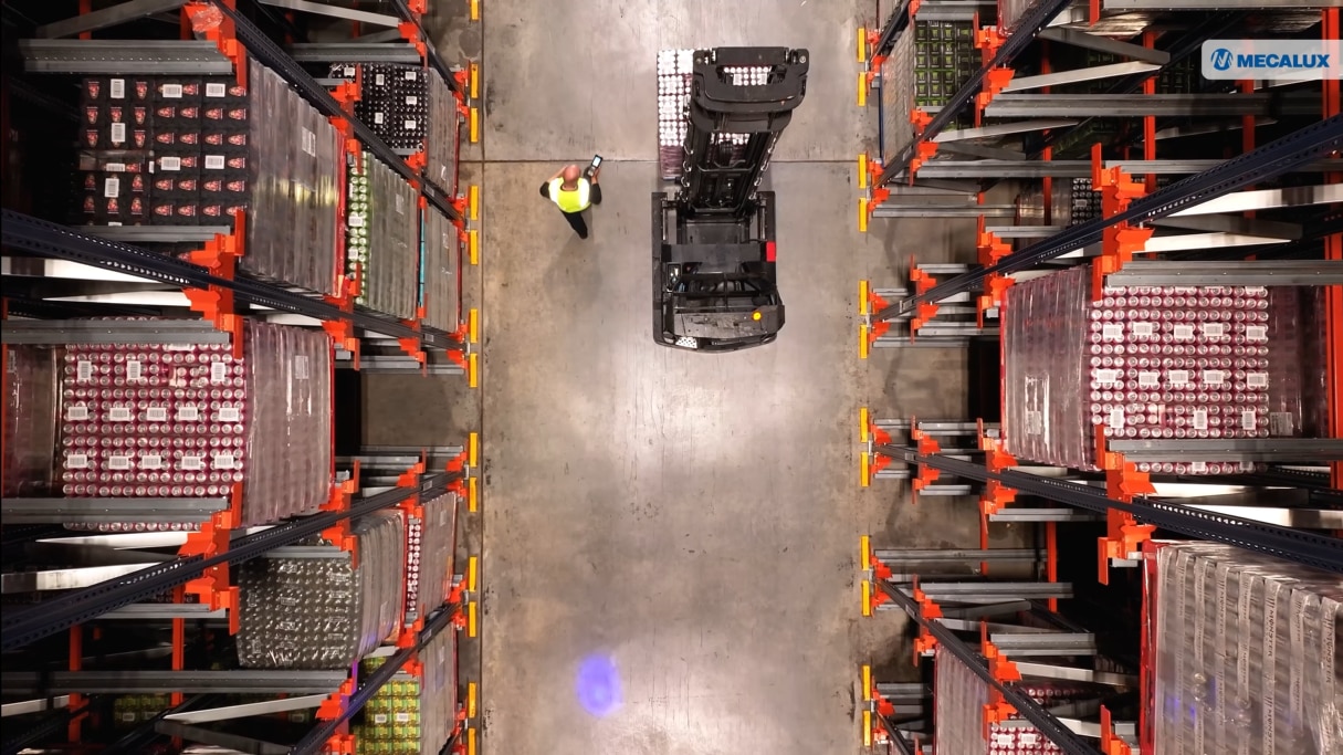 Mecalux optimaliseert de opslag van dranken voor Coca-Cola HBC met de Pallet Shuttle-technologie