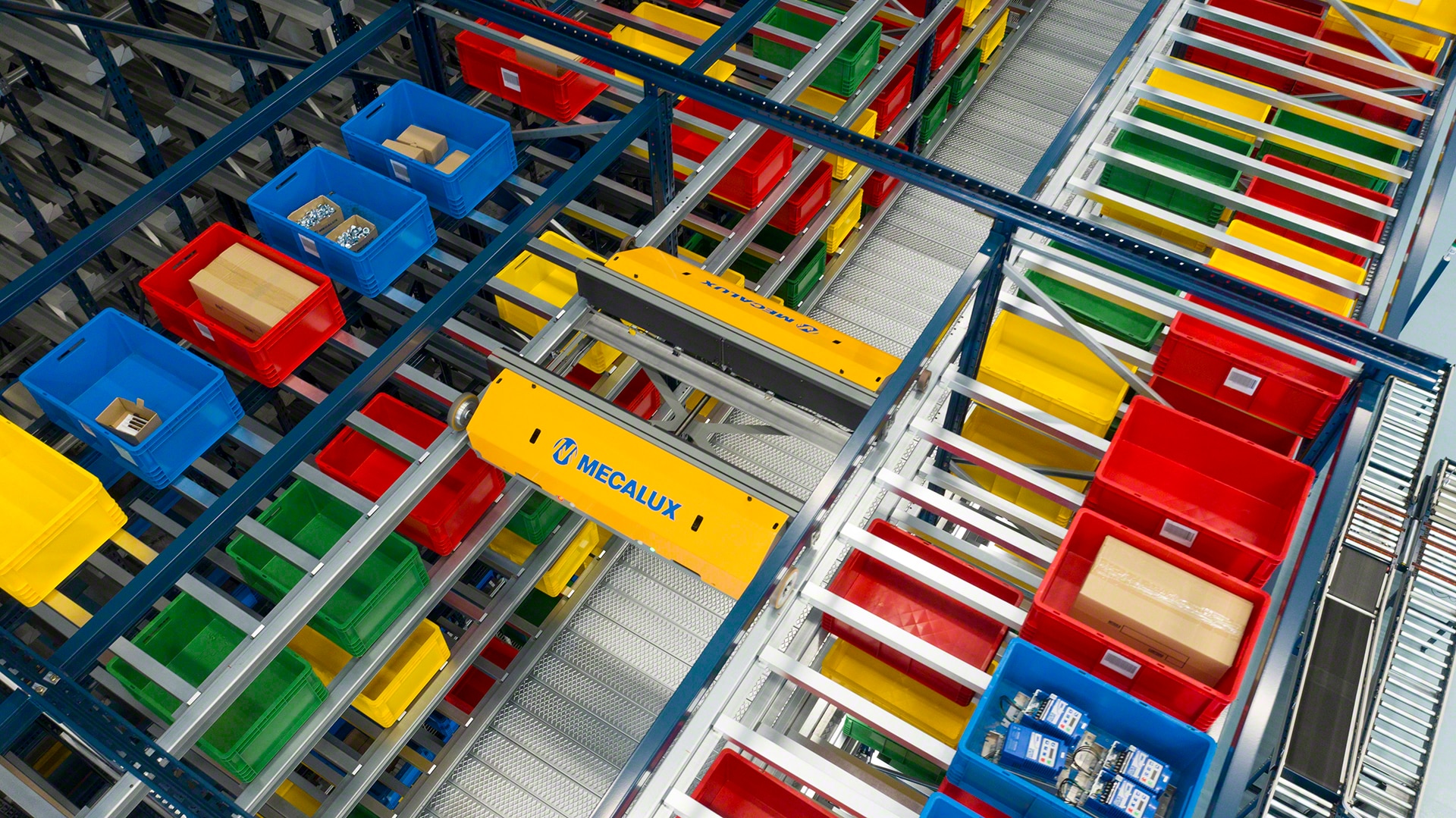 Een aanvoerwagen plaatst en haalt magazijnbakken automatisch in en uit hun locaties