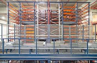 Een aanvoerwagen plaatst en haalt magazijnbakken automatisch in en uit hun locaties