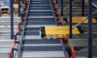 De 3D-shuttle kan autonoom door de gangpaden van de stellingen bewegen