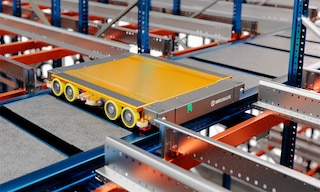 De 3D shuttle blijft stabiel als hij door de opslagkanalen rijdt De 3D shuttle blijft stabiel als hij door de opslagkanalen rijdt