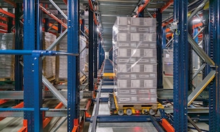 De 3D shuttle blijft stabiel als hij door de opslagkanalen rijdt