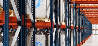 De jukken en liggers vormen de stellingen waarop de pallets worden geplaatst