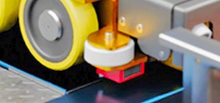 De 3D shuttle heeft 6 wielen in het kanaal De 3D shuttle heeft 6 wielen in het kanaal