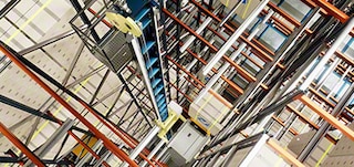 Liften verplaatsen de shuttles van het ene naar het andere niveau