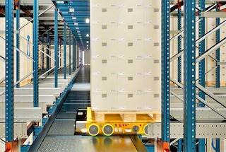 De 3D Pallet Shuttle komt aan op de toegewezen locatie om de pallet neer te zetten