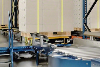 Een 3D shuttle pikt de pallet op en start het traject Een 3D shuttle pikt de pallet op en start het traject