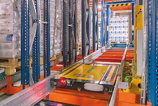 De 3D shuttle gaat elders aan de slag na het afzetten van de pallet