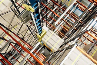 Indien nodig verplaatst de 3D Shuttle de pallet naar een hoger niveau Indien nodig verplaatst de 3D Shuttle de pallet naar een hoger niveau