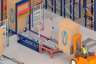 Een pallet komt via het transportcircuit bij het stellingblok aan Een pallet komt via het transportcircuit bij het stellingblok aan