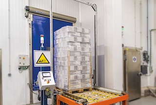 Een pallet komt via het transportcircuit bij het stellingblok aan