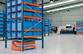 De autonome mobiele robots vervoeren ladingen met precisie en stabiliteit