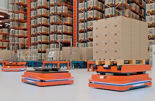 De autonome mobiele robots maken de interne flow van pallets dynamischer