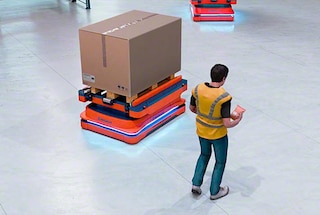 De AMR-robots kunnen obstakels detecteren en hun traject aanpassen om ze te vermijden