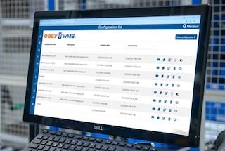 De fleet management software verdeelt de taken tussen de autonome mobiele robots in de vloot
