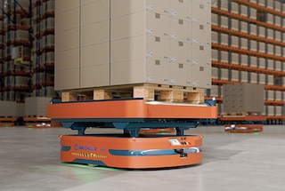Les robots AMR transportent les palettes dans l’entrepôt