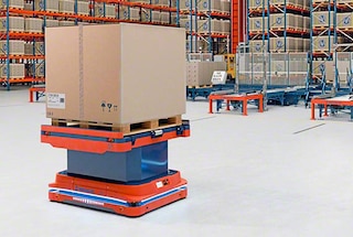 Les robots mobiles se déplacent dans l’entrepôt en toute autonomie sur la base de cartes virtuelles