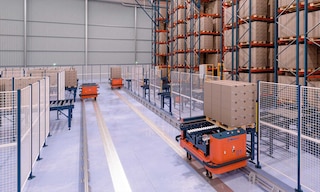 Vitesse et précision dans les flux de marchandises avec les convoyeurs au sol