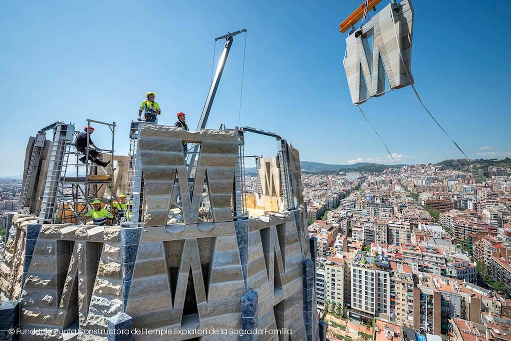 Les éléments préfabriqués sont assemblés dans des ateliers avant d’être livrés à la basilique de Barcelone
