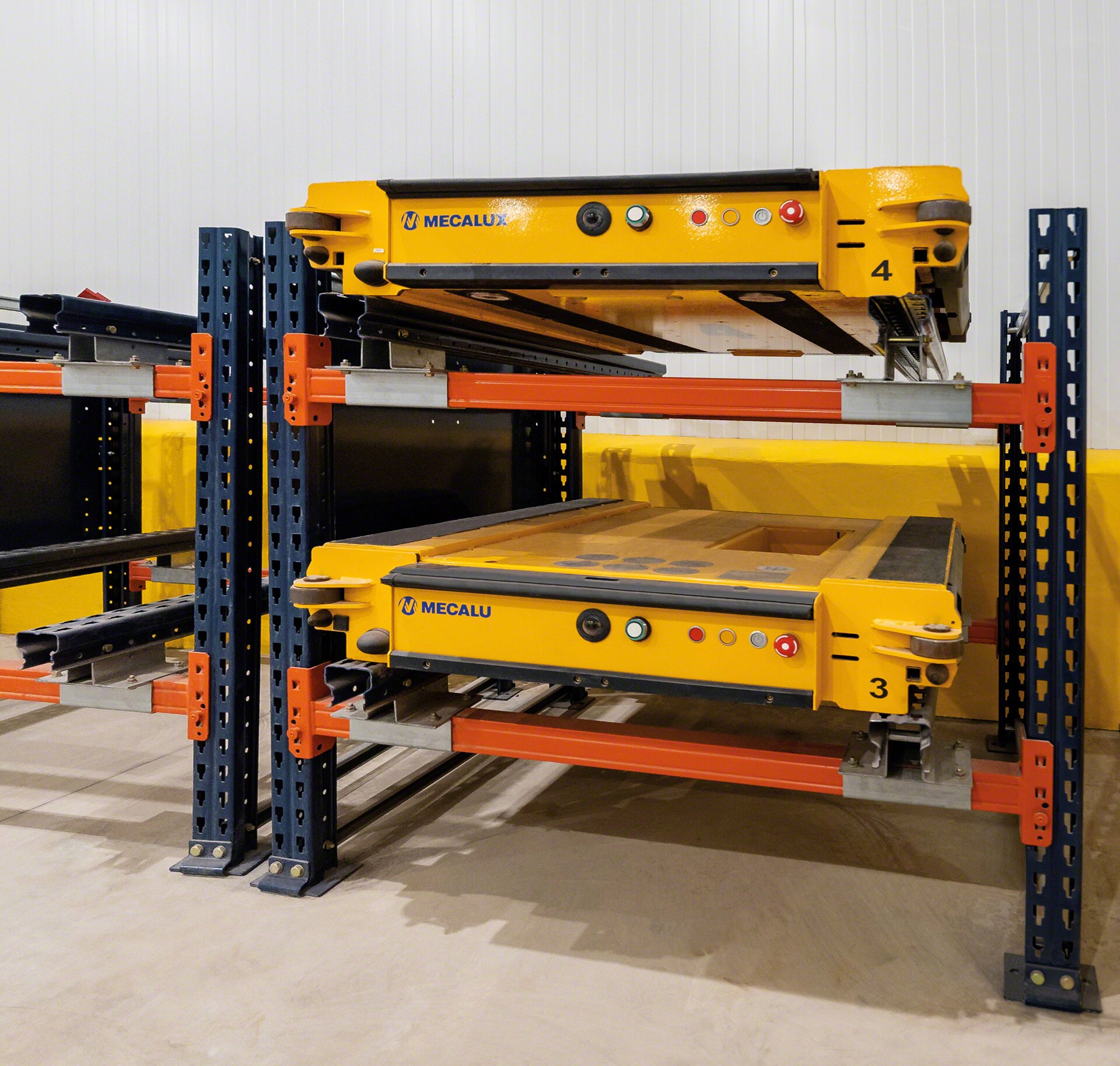 La batterie du Pallet Shuttle se recharge à des postes de charge situés en dehors de la structure de l'entrepôt