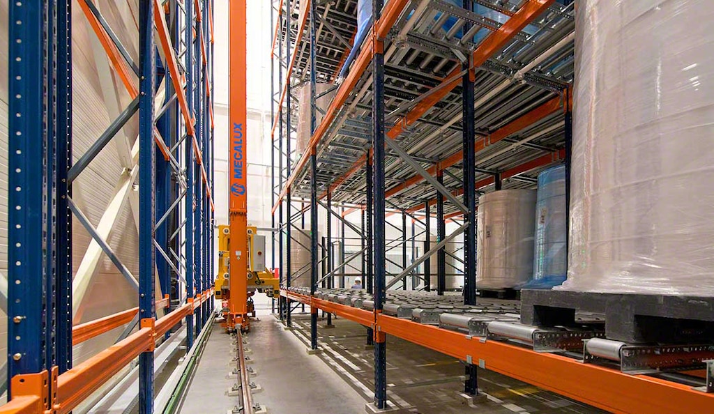 Het warehouse van EcoWipes met doorrolstellingen en een automatische magazijnkraan
