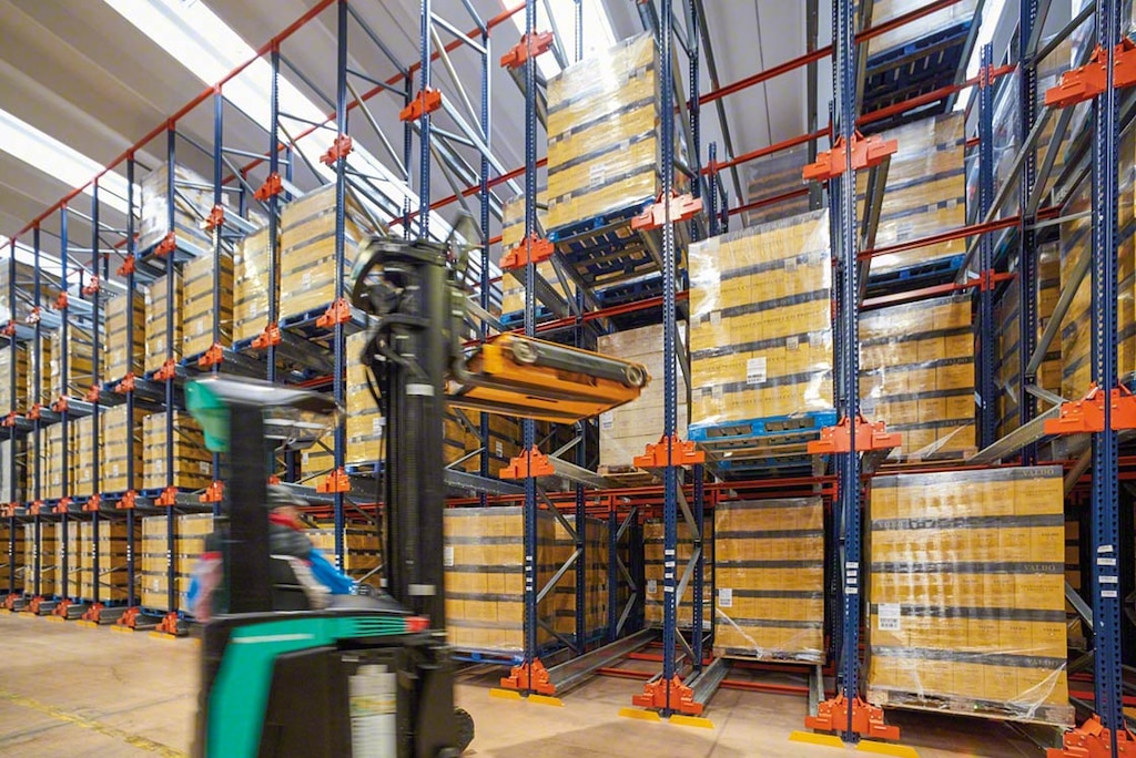 In een bonded warehouse biedt het Pallet Shuttle-systeem plaats aan veel producten in een beperkte ruimte