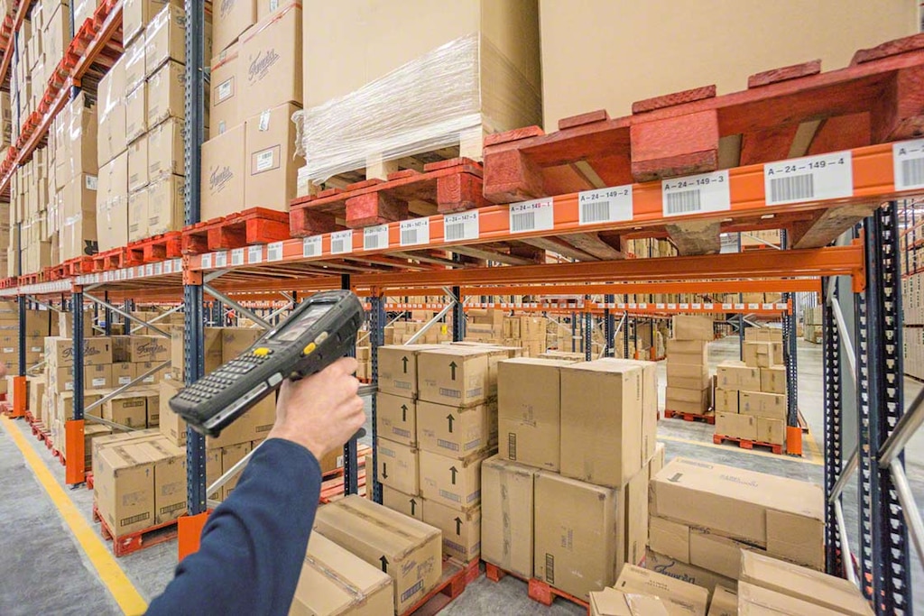 Dankzij de codes kan het Warehouse Management Systeem de voorraad controleren