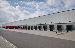 Een distributiecentrum is een logistiek gebouw waar processen samenkomen rond de ontvangst en verzending van goederen