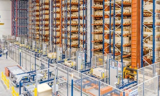 Een logistiek PLC is een robuuste processor die een automatiseringsprogramma moet uitvoeren Een logistiek PLC is een robuuste processor die een automatiseringsprogramma moet uitvoeren