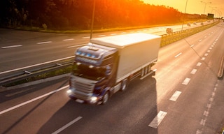 Middle Mile logistics verwijst naar het vervoer van goederen van het magazijn naar de fysieke winkels Middle Mile logistics verwijst naar het vervoer van goederen van het magazijn naar de fysieke winkels