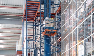 Een palletlift is een logistieke oplossing voor het verbinden van onderdelen van het magazijn die zich op verschillende hoogte bevinden