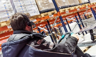 Picking by voice is een semi-automatische methode om bestellingen klaar te zetten Picking by voice is een semi-automatische methode om bestellingen klaar te zetten
