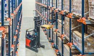 Een semiautomatisch magazijn profiteert van de functies die het Pallet Shuttle systeem biedt