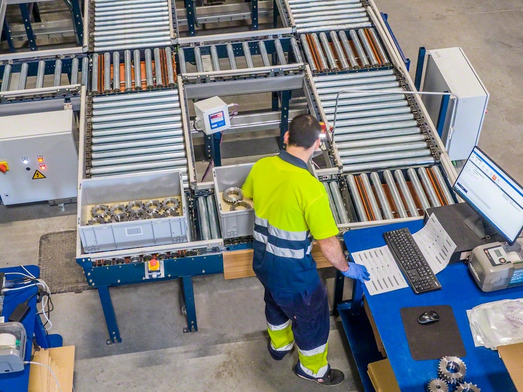 In een semiautomatisch magazijn stroomlijnen transportbanden de interne goederenstroom en brengen zij de producten naar de picking stations.